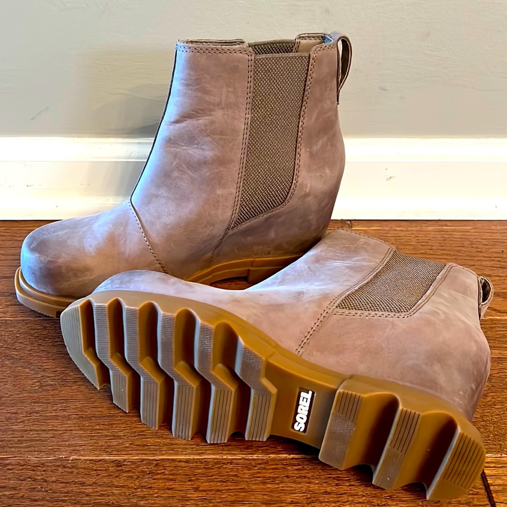 SOREL Joan of Arctic III Wedge Boot, Size 8.